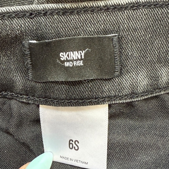 Express Skinny Mid Rise Black Raw Hem Jeans (6) - Picture 9 of 10